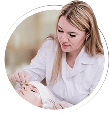 Professora do curso de extensão de cílios